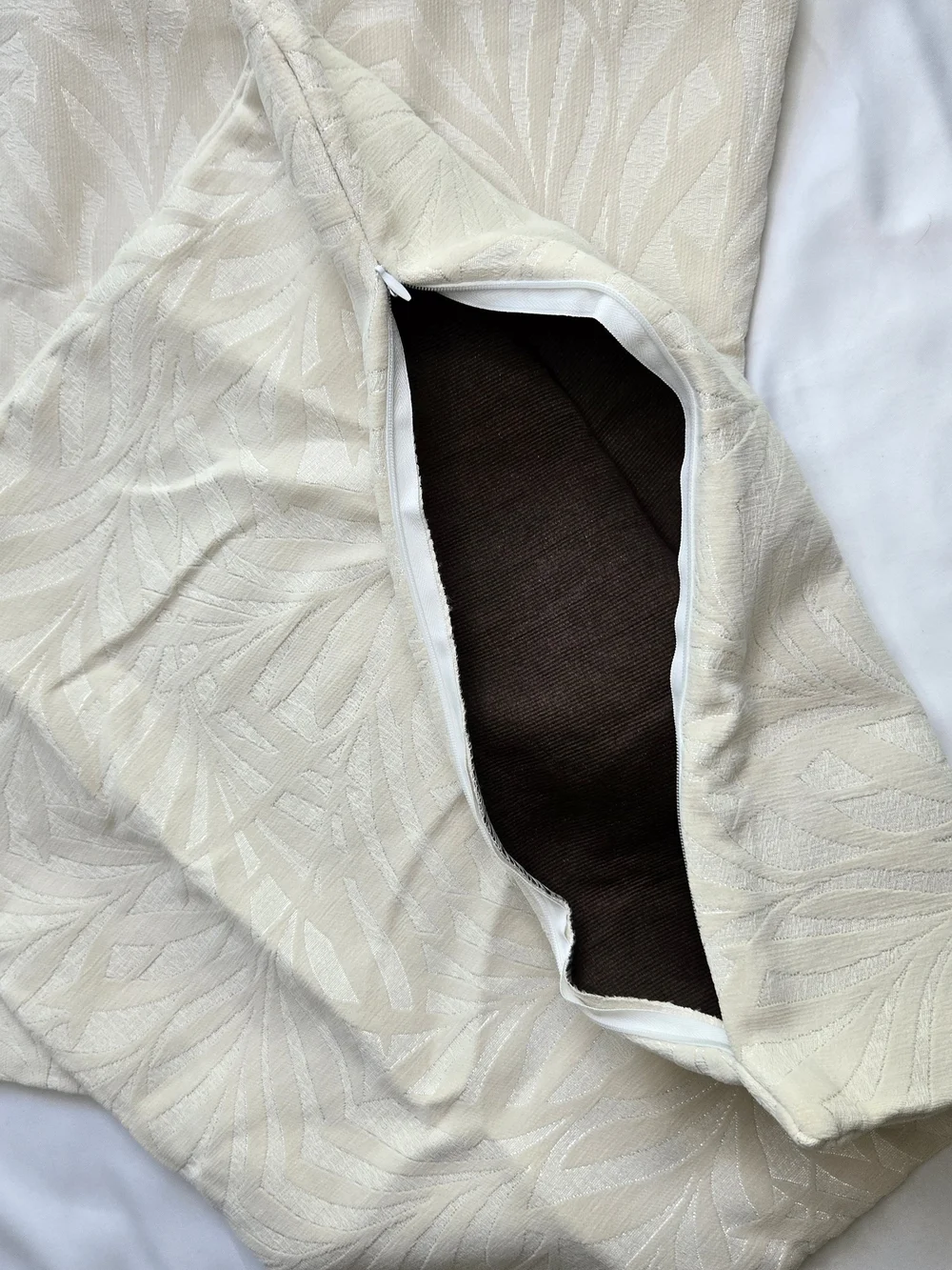 Set of 2 Cream Chenille 20x20 Pillow Covers Zipper Leaf Pattern Brand New Futei